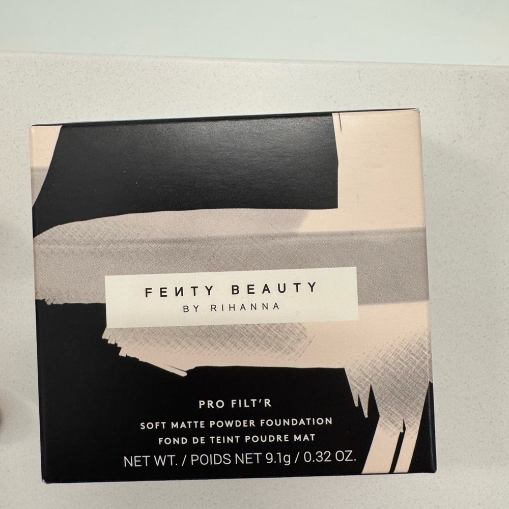 Fenty Beauty Pro Filt'r Soft Matte Powder Foundation - Black